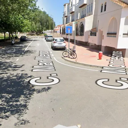 Charming With Year-round Pool & Near Sea