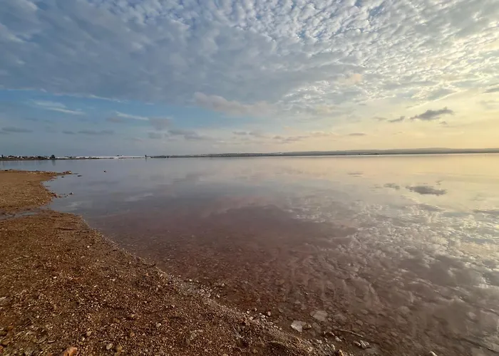 Charming With Year-round Pool & Near Sea تورّيفيِخا