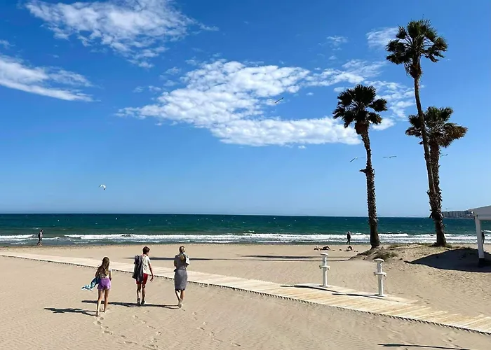 Charming With Year-round Pool & Near Sea شقة