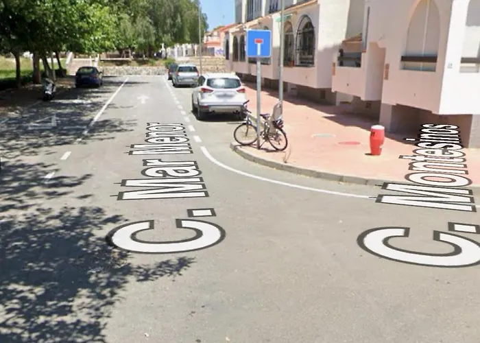 Charming With Year-round Pool & Near Sea