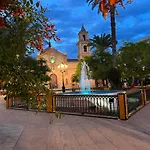 Charming With Year-round Pool & Near Sea Апартаменты